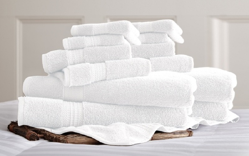 Sử dụng khăn trải giường và khăn tắm màu trắng