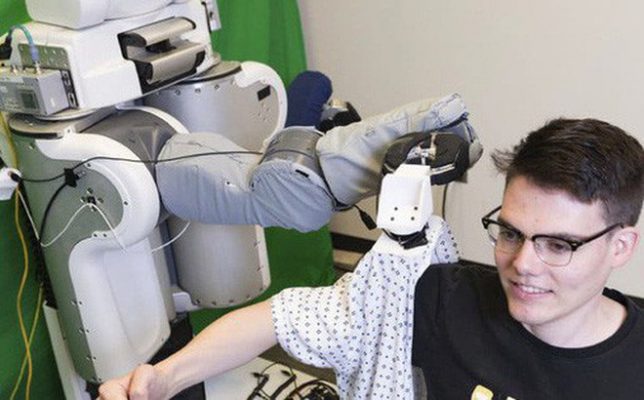 Mĩ tạo ra thuật toán mới giúp robot biết mặc quần áo cho con người